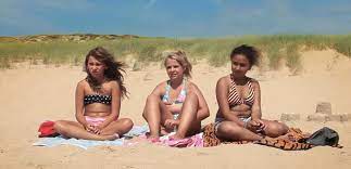 Juste le bruit des vagues et du vent dans les pins. L Amour A La Plage Le Blob L Extra Media