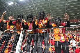 Tons of awesome fenerbahçe s.k. Hd Wallpaper Bafetimbi Gomis Galatasaray Fenerbahce Derby The Audience Wallpaper Flare