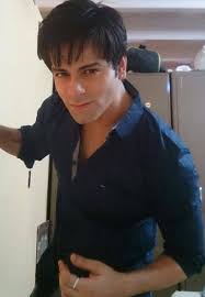 Karan Goddwani Kimdir Ben bu dizinin hastasiyim tek keilmeyle bu diziye aşigim bence kuşi de arnava karşi birşeyler hissetse daha guezel. karan goddwani kimdir