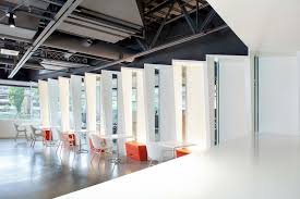 Take A Look At Tableau Software S Modern Seattle Office Commercial Interiors Office Workspace Workplace Design