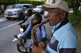 El saxo de la orquesta de Porfi Jiménez que se escucha en las calles de  Barranquilla