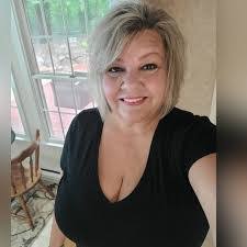 Kim Bratten's Instagram, Twitter & Facebook