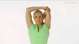 Sett av noen minutter for å tøye og strekke skuldre, armer og nakke for å varme opp. Uttoying