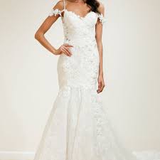 Find the perfect wedding dress for your big day. 100 Wedding Dresses Perfect For Petite Figures