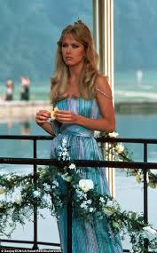 Tmz reported sunday tanya had died after collapsing at her home on christmas eve and being rushed to the. Tanya Roberts Shows Off Her Incredibly Smooth Complexion Daily Mail Online