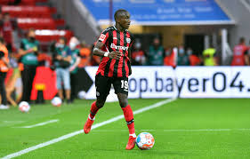 Der verteidiger köpfte nach einer ecke des leverkuseners moussa diaby ein (23.). Zj9h 3fsmtrv0m