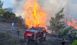 Ανεξέλεγκτη καίει η φωτιά στη σταμάτα αττικής σύμφωνα με τον δήμαρχο διονύσου γιάννη καλαφατέλη. Fwtia Twra Sth Stamata Attikh Ekklhsia Online