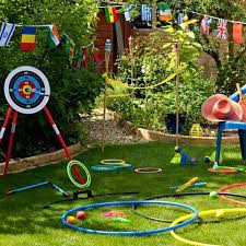 Doch diese beschäftigungsideen und spiele lassen sich nicht nur für die sommerferien verwenden, es sind auch tolle kindergeburtstag spiele dabei. Gartenspiele Fur Kinder So Macht Das Spielen Im Freien Besonders Viel Spass