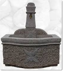 Granitbrunnen in garten und haus das über den stein fließende wasser fasziniert das auge ein sanftes plätschern wirkt beruhigend und lenkt den geist von anderen geräuschen ab. Grosse Gartenbrunnen Aus Naturstein Gunstig Kaufen