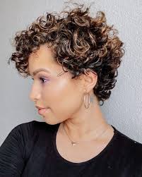The blonde shade and the natural fall of the hair add a distinctly new element to the overall personality and brings forth a brand new stunning hairstyle. 29 Short Curly Hairstyles To Enhance Your Face Shape