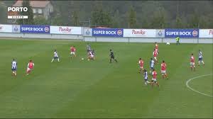 Segundo relata o jornal de notícias, o jogador de 34 embateu com a cabeça num muro já perto do final do encontro e foi prontamente assistido. Video Jogador Do Fc Porto Agride Ao Murro E Leva Apenas Amarelo Hugo Gil