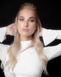 Gorgeous Valeria🥰 A funny fact about modeling portfolios: once, a model  accidentally sent a selfie with her cat sitting