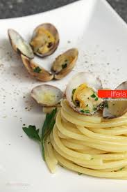 This simple six ingredient clam pasta is easy to make and yet incredibly tasty. Spaghetti Alle Vongole Veraci