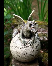 Aus Dem Atelier Von Mj Arts Detailreicher Keramik Drache Als Gartenfigur Rosenkugel Gartenwachter Die Figur Wurde Von Mir Entworden Statuen Kugel Drachen