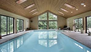Poolhaus Im Modernen Stil Mit Dachschragen Indoor Schwimmbad Mit Einbaupool Deckenspots Modernes Poolhaus Luxusschwimmbader Pool Haus