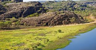 Arnhem land is wild, spiritual and diverse, with rugged coastlines, remote islands, rivers teeming with fish, lush rainforests, towering escarpments and savanna woodlands. Gefuhrte Touren Im Arnhemland Arnhemland Nt Australien