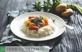 In generale esistono diversi metodi di cottura per esaltare il sapore e la consistenza delle varie specie di funghi commestibili. Fricassea Di Tacchino Carne Succulenta Cottura Di Fricassea Di Tacchino Con Funghi E Verdure Con Panna Acida Panna E Vino Bianco