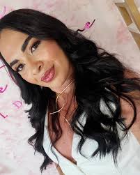 Eu estou simplesmente apaixonada nessa escolha da minha cliente  @vitoriiasiilvaa__ 🤍✨ E você, o que achou ? Me fala aqui nos comentários  👇🏻🥰 #unhadodia #alongamento #gelnatips #formatostiletto #stillettonails  #unhasdecoradas #unhasencapsuladas ...