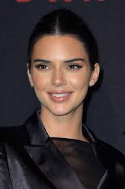 Brauen-Trend Straight Brows: Gerade Augenbrauen wie Kendall Jenner