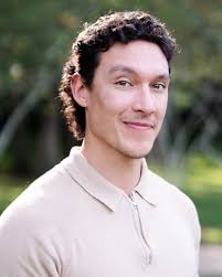 Who is a good actor in his early 20s in Sarasota for edgy material?