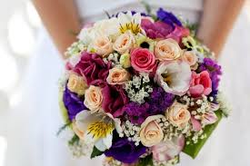 Eine sehr bedeutende rolle auf einer hochzeit spielen die blumen. Blumen Und Brautstrauss Nach Jahreszeit Heiraten Mit Braut De