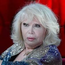 Ce n'était pas l'endroit" : Amanda Lear tacle Justine Triet pour son  discours à Cannes