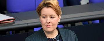 Das sei ein „ganz zentraler baustein.. Familienministerin Giffey Will Vater Von Trennungskindern Rechtlich Besserstellen Politik Tagesspiegel