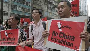 Seit die britische kronkolonie hongkong 1997 an china zurückgegeben wurde, hat der stadtstaat seine freiheitliche verfassung bewahren können. Massendemo Gegen Regierung In Hongkong Aktuell Asien Dw 28 04 2019