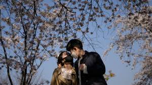 Cada 13 de abril se celebra el día internacional del beso por eso no es extraño encontrar en redes sociales a decenas de parejas conmemorando este día con una romántica foto. El Dia Internacional Del Beso En Tiempos De Coronavirus Perfil