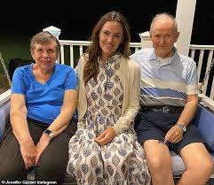 Jennifer garner is an american actress and producer. Jennifer Garner 48 Makes Rare Move Of Posing With Both Her Parents Daily Mail Online