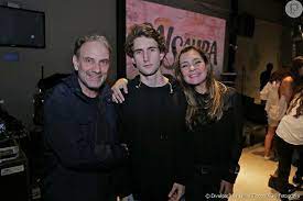 Com tanta sintonia e cumplicidade, as duas atrizes logo viraram queridinhas da internet com os cliques românticos compartilhados no instagram. Adriana Esteves Posa Com O Filho Felipe Ricca E O Ex Marido Marco Ricca Purepeople