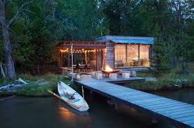 Une Maison En Bois Pres D Un Lac Planete Deco A Homes World Maison Bois Cabanes Modernes Chalet Rustique
