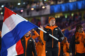 Het is in het olympisch stadion in tokio, er zijn alleen japanse toeschouwers welkom, de vlam wordt binnengedragen, het duurt drie uur, er is de traditionele parade van sporters, maar verder? Terugkijken De Hoogtepunten Van Sotsji S Openingsceremonie Nrc