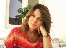 Tras 20 años de carrera, la reconocida presentadora cambió los sets de noticias y las cámaras luego de que la presentadora durara pocas semanas en nuestra casa, el nuevo programa matutino, hubo todo tipo de rumores. Nuevo Look De Silvia Corzo