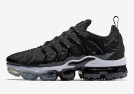 Black And White Vapormax Plus Nike Air Vapormax Plus Black White 924453 011 Males Sneakers Men S Running Shoes Nike Air Max Running Nike Air Nike Air Vapormax