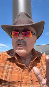 Let me dispel the fantasies of connecting a metal light pole to a ground  rod. For the details watch MikeHolt.com/Fantasies