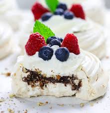 10 Mini Pavlova Deserts Recipes Fill My Recipe Book In 2020 Pavlova Recipe Pavlova Recipe Easy Pavlova Dessert