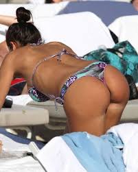 Nicole minetti, former italy's prime minister silvio berlusconi's former dental hygienist and member of the lombardy regional council, presents a creation . Deachanneltv La Divina Nicole Minetti Paparazzata In Spiaggia Bikini