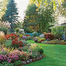 Mit einem breit gefächerten leistungsspektrum und individuell auf den kunden abgestimmten konzepten sind wir für alle fragen rund um ihren garten für sie da. Herrliche Garten Landschaft Voller Bunter Blumen Gartengestaltung