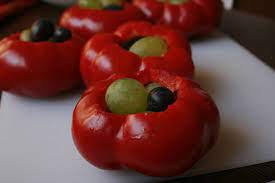 Gogosari umpluti cu struguri alaturi de o friptura, de orice fel, merge excelent ca garnitura urmatoarea specialitate: Gogosari Cu Struguri Murati Un Elefant Se Legana