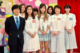 手前左から）バカリズム、朝日るな、橋本夏希、酒井芳子、（後列左から）朝日奈央、橋本楓、橋本瑠果、酒井瞳。 - アイドリング !!!にメンバーの実母が新加入、バカリズム「特別扱いしない」 [画像ギャラリー 3/6] - お笑いナタリー さん