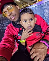 Hola.What's people's experiences in a dual language household? My N Has an  English speaking dad and Spanish speaking mother. Main language is English  but mama speaks Spanish to him very often, especially