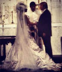 Check spelling or type a new query. Melania Trump Ihr Hochzeitskleid Ist Zum Davonlaufen Brigitte De