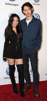 James and zoey briefly dated but split during the series finale. Yziykfndhvykgm