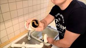 Kommt der essig mit dem backpulver in berührung, fängt es im abflussrohr an zu sprudeln bzw. Abfluss Sifon In Der Spule Ausbauen Und Verstopfung Beseitigen Youtube
