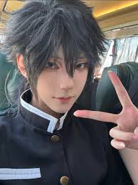 Hai ae song sinh... Anh trai(yuichiro)dừng lại ở tuổi 11 Em trai  (muichiro)dừng lại ở tuổi 14 ☺️ 11+14=25☺️