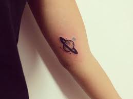 100 idées de tatouages pour homme parmi les différentes tendances (old school, new school, asiatique, pictural moderne, etc.). En Images 20 Idees De Tatouage Minimaliste L Express Styles