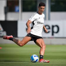 Born 18 september 1976), commonly known as ronaldo, is a brazilian business owner, president of la liga club real valladolid, and a retired professional footballer who played as a striker. Cristiano Ronaldo Facebook