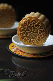 几乎每年 都会购买几款自己喜欢的饼模 唯独今年 纠正了这个不良的坏习惯 然而 在那凌乱不堪的橱柜里 获得了这压制式的月饼模花片 让人眉欢眼笑了