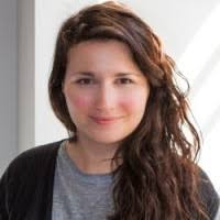 Ellen Heimes (Geschäftsführerin des Kinderschutzbunds in Bonn) und Uli  Hamacher (Geschäftsführer des Diakonischen Werks Bonn) unterhalten sich auf  einem Spaziergang durch Bonn mit…